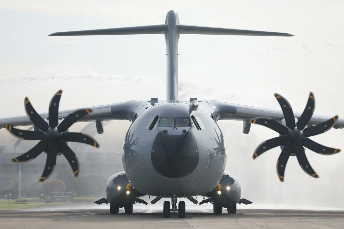 Welcome home, mighty Atlas! 

1st A400m arrived to Halim Perdanakusuma AFB in Jakarta this morning, joining the Indonesian Air Force 31st Squadron alongside their mighty Hercules.

"Kshatra Abhimana Anuraga"
