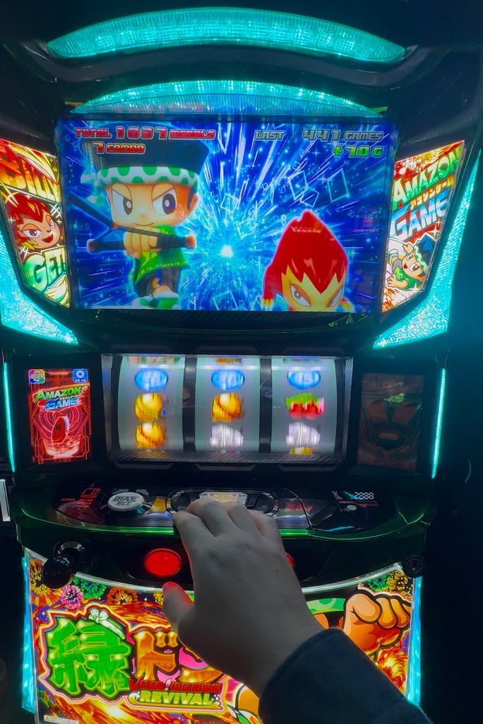 アカン、なんか緑どん2000枚後にロケット引いたら、ずっとボーナスのループ😱

おわんねーぞコレ😅🤣

よくわからないが、とりあえずひたすらぶん回します😍👍
面白いじゃんこの台も👍

引き続きぶん回します🔥🔥🔥

#スマスロ緑ドン