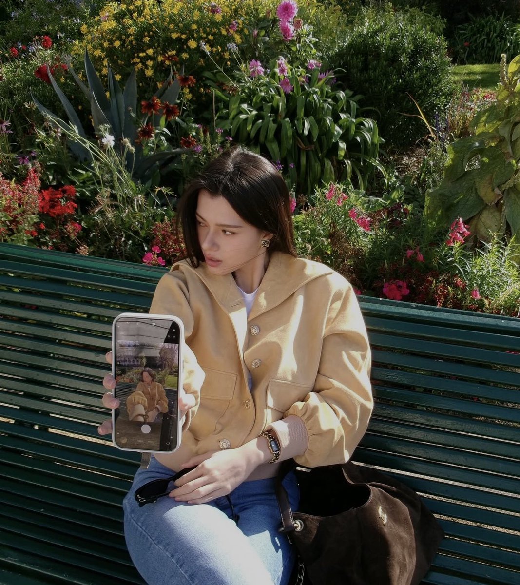 zerowroses's tweet image. guilty as sin | #freenbecky au

azariah (b) returned to the philippines for her sick father, reluctantly enrolling in a private catholic school to continue her studies — but the past greeted her in an unexpected form: her new teacher.