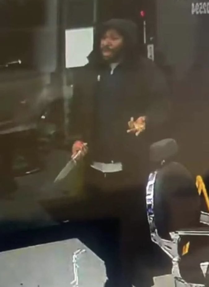 Uno dei due “cittadini britannici” (così li definisce la polizia uk) che hanno accoltellato 10 persone nel treno ad Huntingdon.
In foto, mentre espone una dissertazione scientifica al Royal Institute of Butchers.