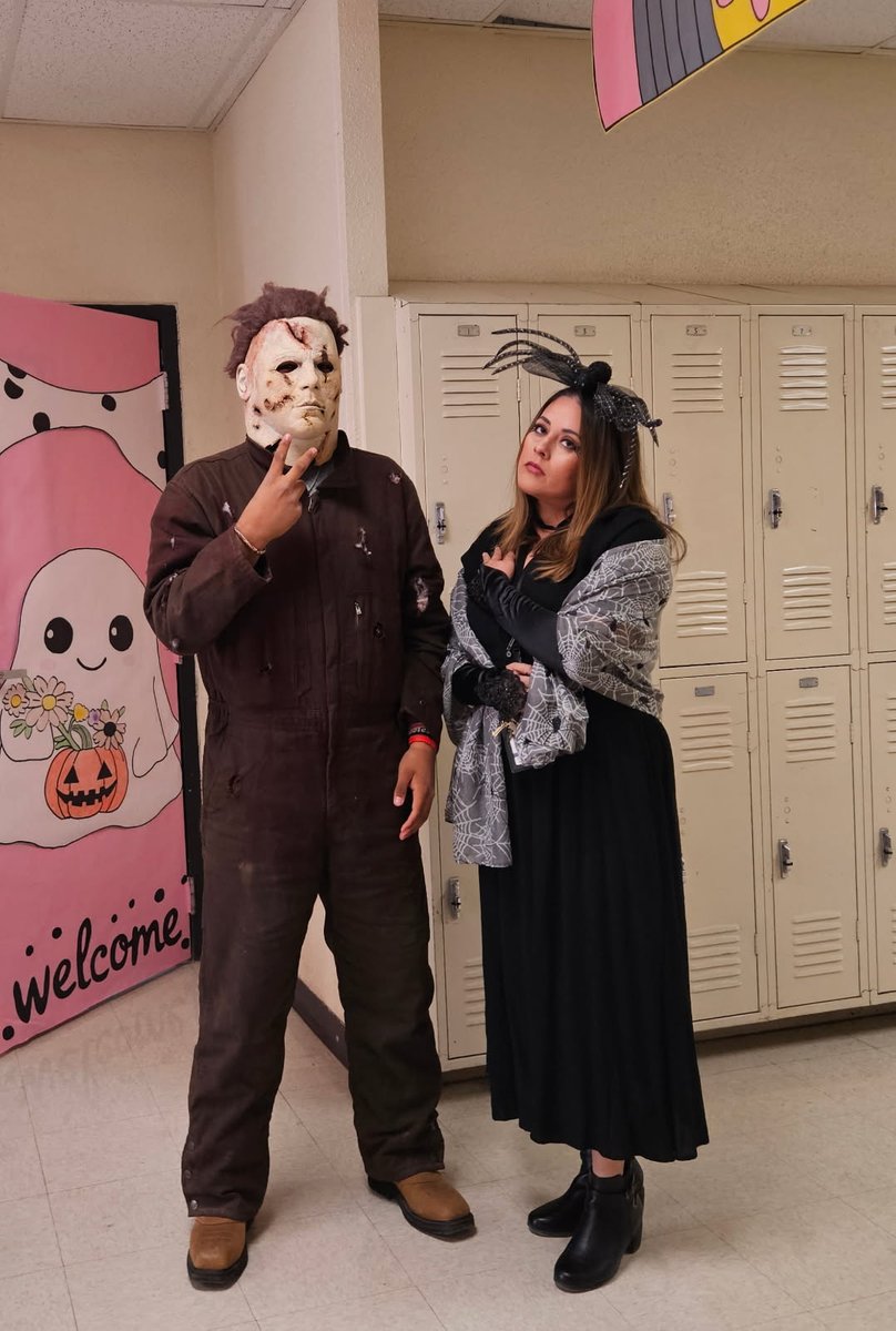 BrendaJ2006's tweet image. @SanElizarioISD @GEMS_MIDDLE #SanEliNation #GEMSPRIDE 
Teachers and students had fun on October31st, but the learning did not stop.