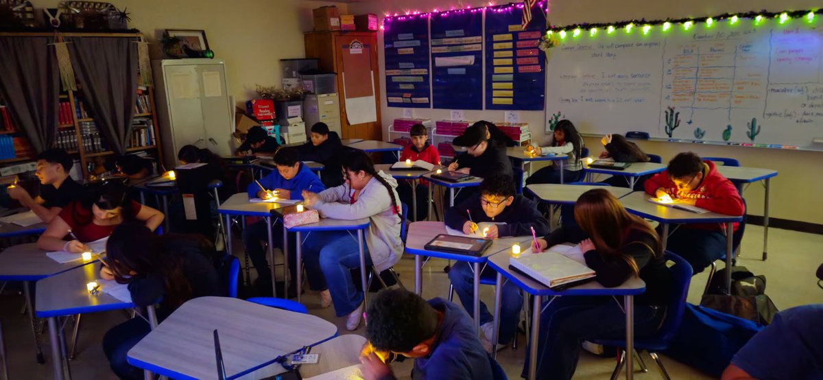 BrendaJ2006's tweet image. @SanElizarioISD @GEMS_MIDDLE #SanEliNation #GEMSPRIDE 
Teachers and students had fun on October31st, but the learning did not stop.