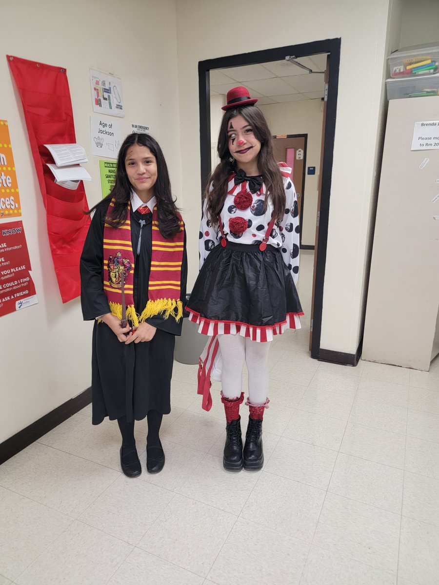 BrendaJ2006's tweet image. @SanElizarioISD @GEMS_MIDDLE #SanEliNation #GEMSPRIDE 
Teachers and students had fun on October31st, but the learning did not stop.