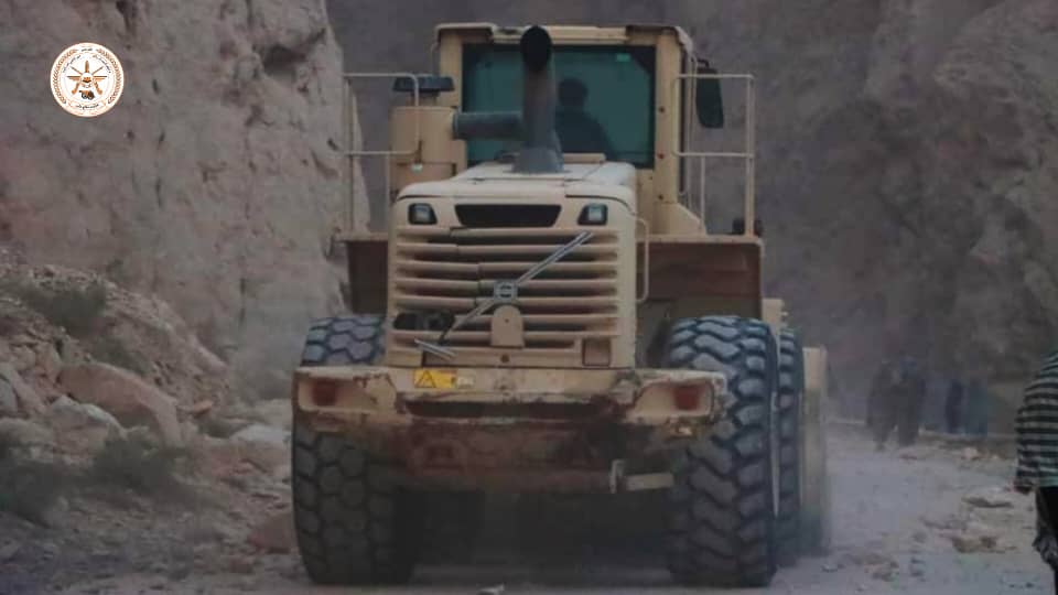 د هیواد دشمال زون تاشقرغان تنګي کې د زلزلې له امله عمومي لاره بنده شوې وه، چې د ملي دفاع وزارت اړوند ۲۰۹ الفتح قول اردو د ژغورونې او انجینري ټیمونو پرمټ یاده لار د ترافیکو پرمخ خلاصه شوه او بند هیوادوال وژغورل شول چې ټپیان د عاجلې مرستې لپاره اړوند روغتونونو ته ولیږدول شول...