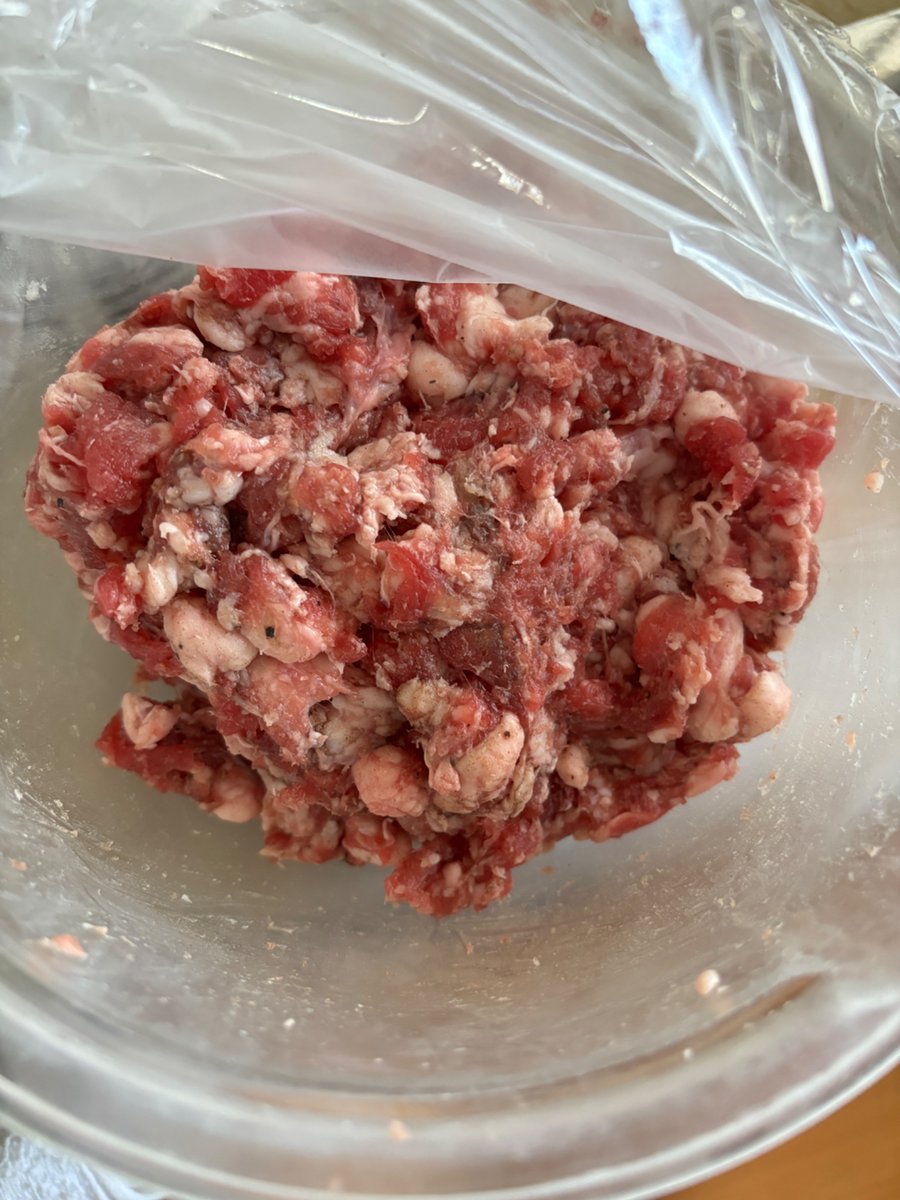 mexicodashima's tweet photo. まず同じインゲンマメの仲間で見た目のよく似た大福豆を水で戻して茹でる。それと、ソーセージと似た味になるように塩ニンニクその他を混ぜた挽肉を用意。これらを具材に入れていく。葉っぱ（セージ）は高いので無視。あとは動画通りに作るだけ。 https://t.co/oMivdf6uaP