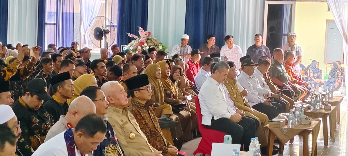 Menteri Desa pembangunan daerah tertinggal <a href="/YandriSusanto/">Yandri Susanto</a> menghadiri acara deklarasi desa bersinar (bersih dari narkoba) di kabupaten Banjar Kalimantan Selatan, 3 November 2025
#DesaBersihDariNarkotika
#TerimaKasihYandriSusanto
#SelamatkanDesaDariNarkotika
#DesaBersinar
<a href="/prabowo/">Prabowo Subianto</a>