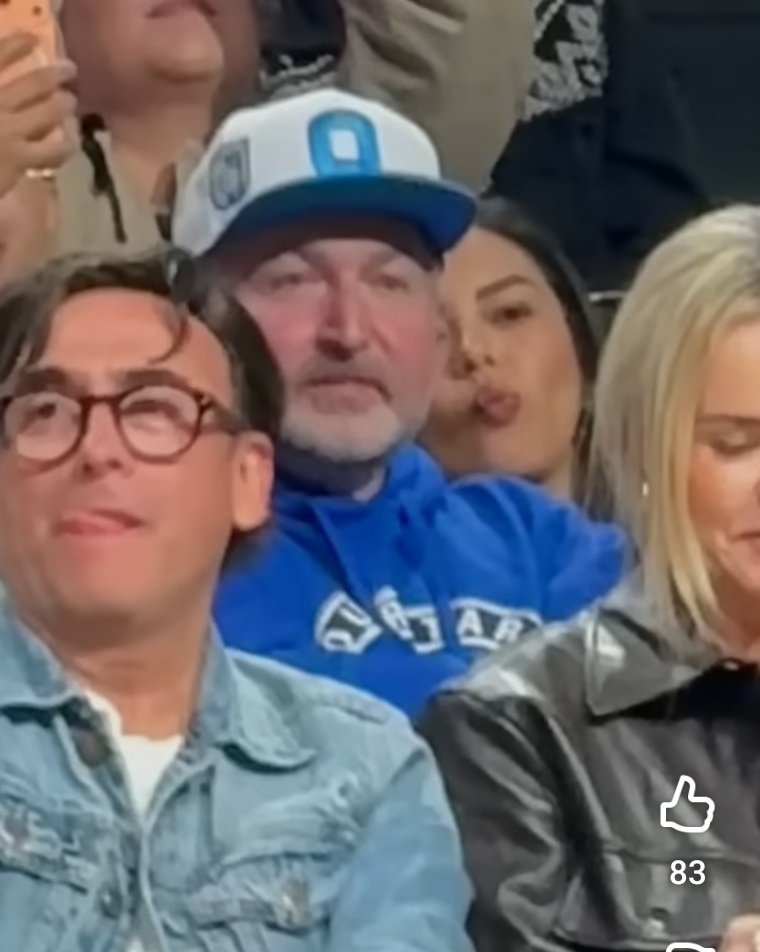 El compromiso con su proyecto del patrón <a href="/MarcESpiegel/">Marc Spiegel</a> es digno de reconocerse 🫡 jamás en toda MY FUCKING LIFE vi a algun dueño de gallos ir a un evento vestido como si fuera yo 🤩👍 la gorra con los escudos de <a href="/Club_Queretaro/">Gallos Blancos 🐓</a> y sudadera le dan una autenticidad inmejorable