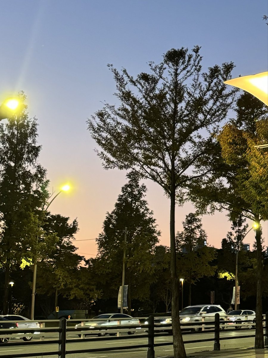 주말 저녁에 탱꾸언니랑 산책했었는데 날씨 최고였어
Blue 들으면서 산책하기 딱 좋은 계절 ♡!!!!!!