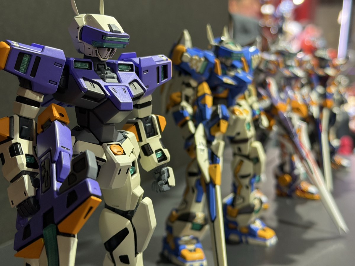 temu2167's tweet image. モデフェス、お疲れ様でした！
バーチャロン30周年の節目に友人たちと歴代のテムジンを並べた展示に、来場者の皆さんからたくさんの反応や写真をいただき、ありがとうございました。
来場者の当時の思い出から溢れた笑顔を見られて感無量です！
#モデフェス
#モデフェス2025
#バーチャロン
#virtualon