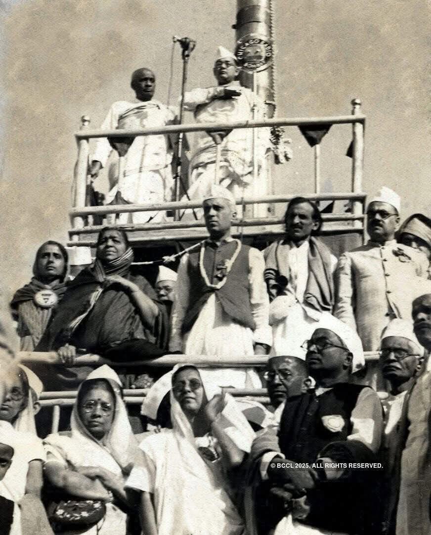 KPNarayanan1's tweet image. ഒരു രാഷ്ട്രീയ പാർട്ടിയുടെ ഏറ്റവും വലിയ പിൻബലം അതിന്റെ ട്രഷറർ ആണ്..

 മരിക്കുന്നത് വരെ പട്ടേൽ കോൺഗ്രസ് പാർട്ടിയുടെ ട്രഷറർ ആയിരുന്നു. അന്നത്തെ കാലത്ത് ലക്ഷക്കണക്കിന് രൂപ കൈകാര്യം ചെയ്തിരുന്ന പട്ടേലിന്റെ സത്യസന്ധതയെയും  ധർമനിഷ്ഠയെയും കുറിച്ച്  അധികമാരും  പ്രകീർത്തിച്ച് കണ്ടിട്ടില്ല.…