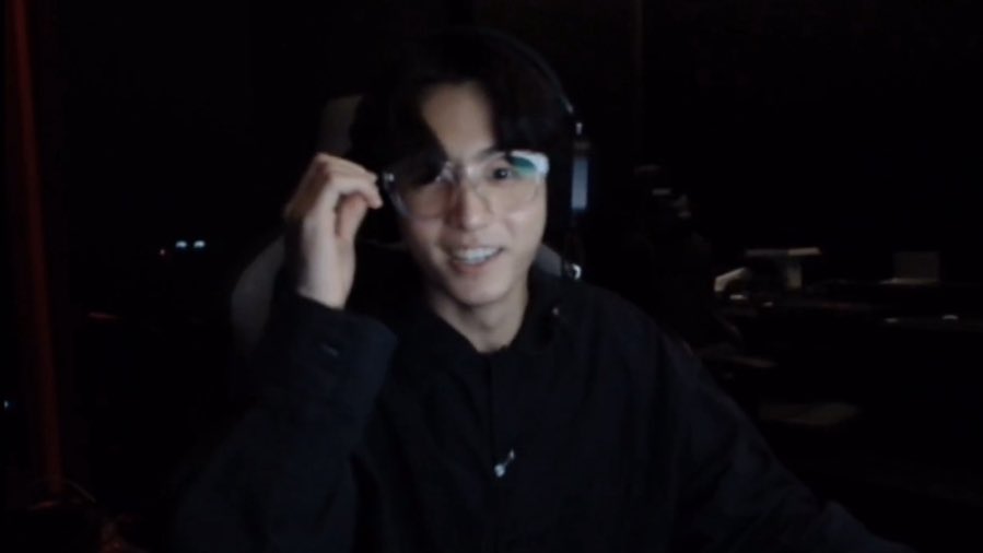 jjkgaIlery's tweet image. jungkook with glasses ♥︎