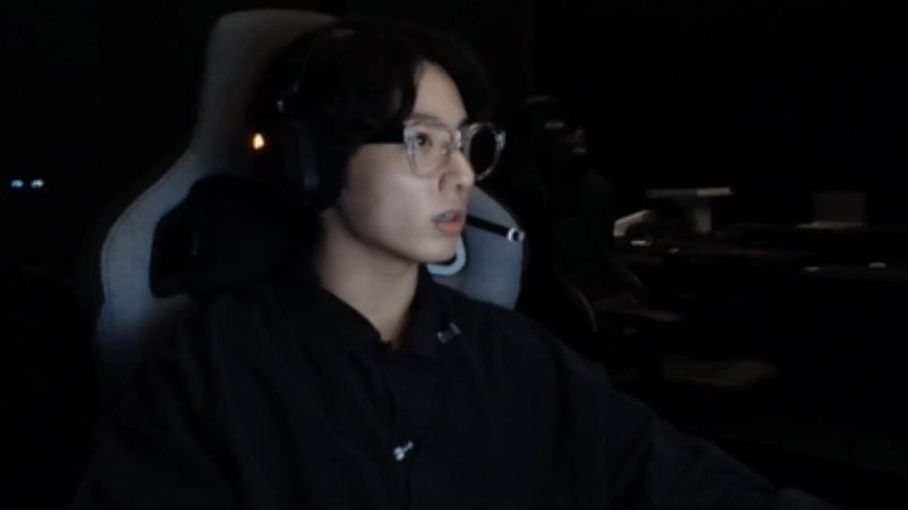 jjkgaIlery's tweet image. jungkook with glasses ♥︎