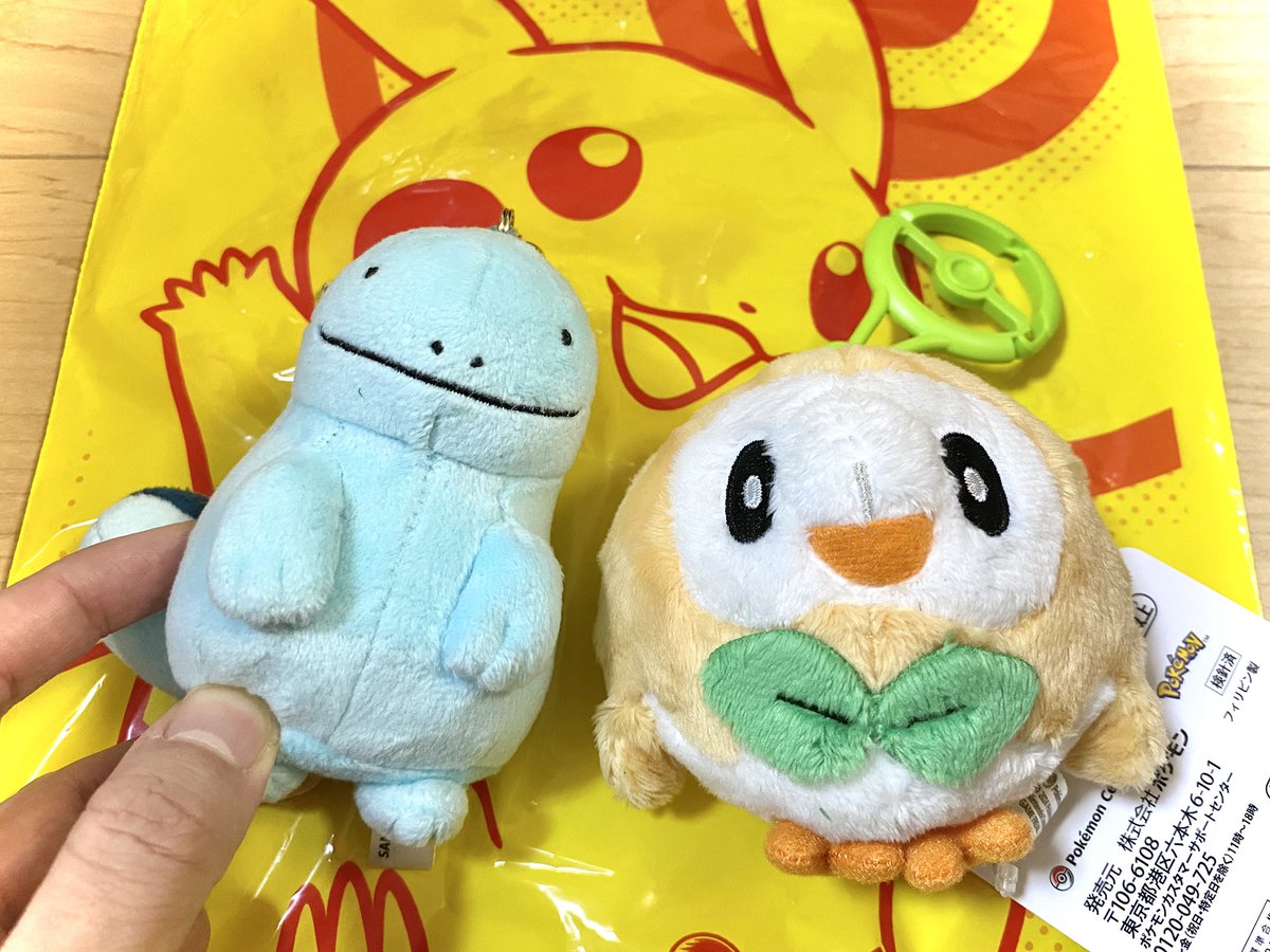 ポケモンやってたらポケセン行きたくなって娘と行ってきた😊朝一で行ったけど一瞬で列が凄い事になって慌てて並んだ💦みんなカード買ってたからそれ目当ての人が多かったんかな。可愛いぬいぐるみゲットできて良かった✨