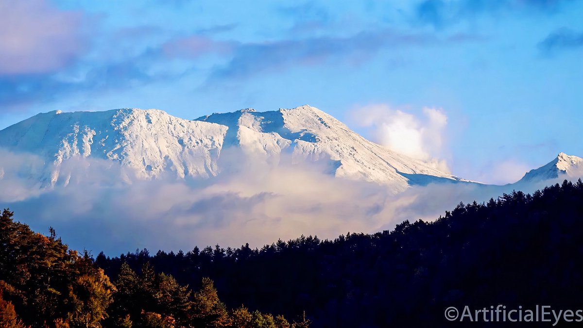 pandacross4wd's tweet photo. 10年前の今日の1枚
部屋から見える極上の景色
#御嶽山 #ontake #volcano #噴煙 #高山市 #秋の風景 #gifuphoto #gifuebooks #岐阜県 #gogifu #gogifu_japan #tokyocameraclub #窓からの景色 https://t.co/t5EFvjwunN