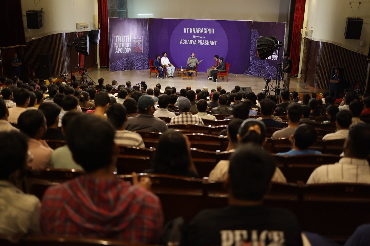 📚 IIT Kharagpur में आचार्य प्रशांत: संस्थान के इतिहास में एक अभूतपूर्व सत्र

आचार्य प्रशांत का कोलकाता बुक अवेयरनेस टूर 1 नवम्बर को IIT Kharagpur के प्रतिष्ठित नेताजी ऑडिटोरियम से शुरू हुआ। शाम 5:30 बजे, निर्धारित समय से आधा घंटा पहले ही, 900 सीटों वाला सभागार छात्रों,