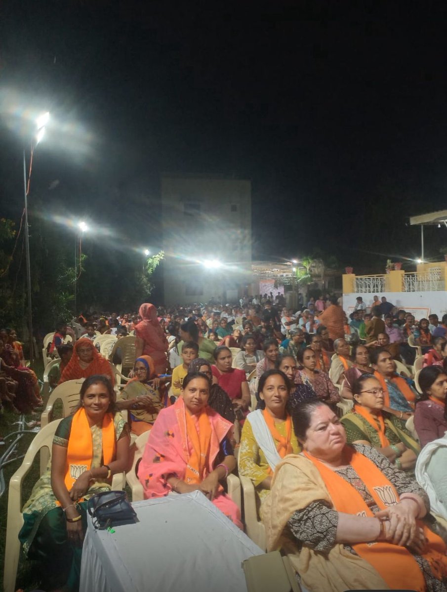 VasantbhaiBJP's tweet image. આત્મનિર્ભર ભારત સંકલ્પ અભિયાન અંતર્ગત પાલનપુર શહેર ભારતીય જનતા પાર્ટી દ્વારા આયોજિત નૂતન વર્ષ સ્નેહમિલન સમારોહમાં ઉપસ્થિત રહી સૌને નવા વર્ષની હાર્દિક શુભેચ્છાઓ પાઠવી.
#AtmanirbharBharat #SwadeshiSpirit #LocalForVocal #NewBeginnings #SelfReliantIndia #NationFirst

(૧/૨)