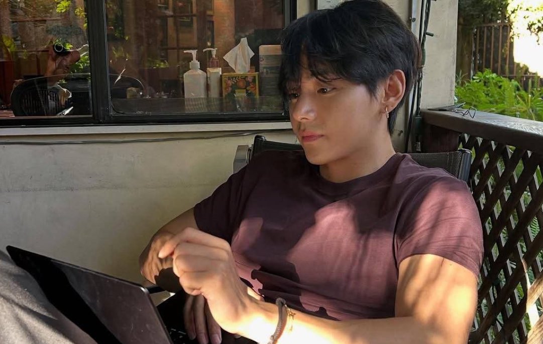 raainbowkoo's tweet image. #kooktaeau donde 

th es convencido por su novio de verse su anime favorito, mha. lo que no puede entender es como jk es tan fanático de su personaje menos favorito, bakugo.

o donde jk es bakugo stan, th es todoroki stan y viven peleando por cual es mejor. 

#taekook #kooktae