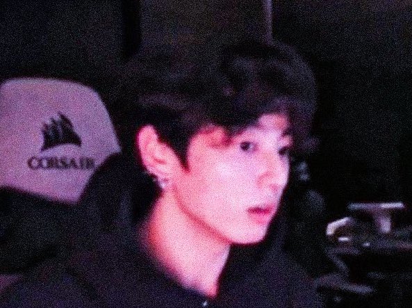 raainbowkoo's tweet image. #kooktaeau donde 

th es convencido por su novio de verse su anime favorito, mha. lo que no puede entender es como jk es tan fanático de su personaje menos favorito, bakugo.

o donde jk es bakugo stan, th es todoroki stan y viven peleando por cual es mejor. 

#taekook #kooktae