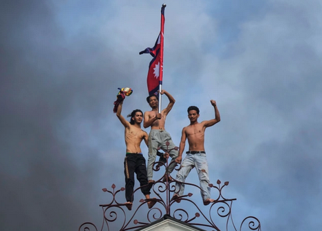 Montecr18087796's tweet photo. Por ti #CarlosManzo tú iniciaste esta chispa, Nepal será solo una pequeña muestra comparado con lo que sucederá en México, tu muerte no será en vano...#GeneracionZ https://t.co/fxJCR4cPyA