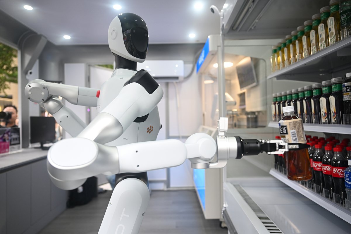 Frontlinestory's tweet image. #FrontlineFocus Sneak Peek: China&apos;s blueprint to 2030

Advancing #Digital China — Key Directions in the Recommendations for China&apos;s 15th Five-Year Plan

DATA RESOURCES
🔹Strengthen #data element systems
🔹Build an open, shared, and secure national integrated data market
🔹Deepen…