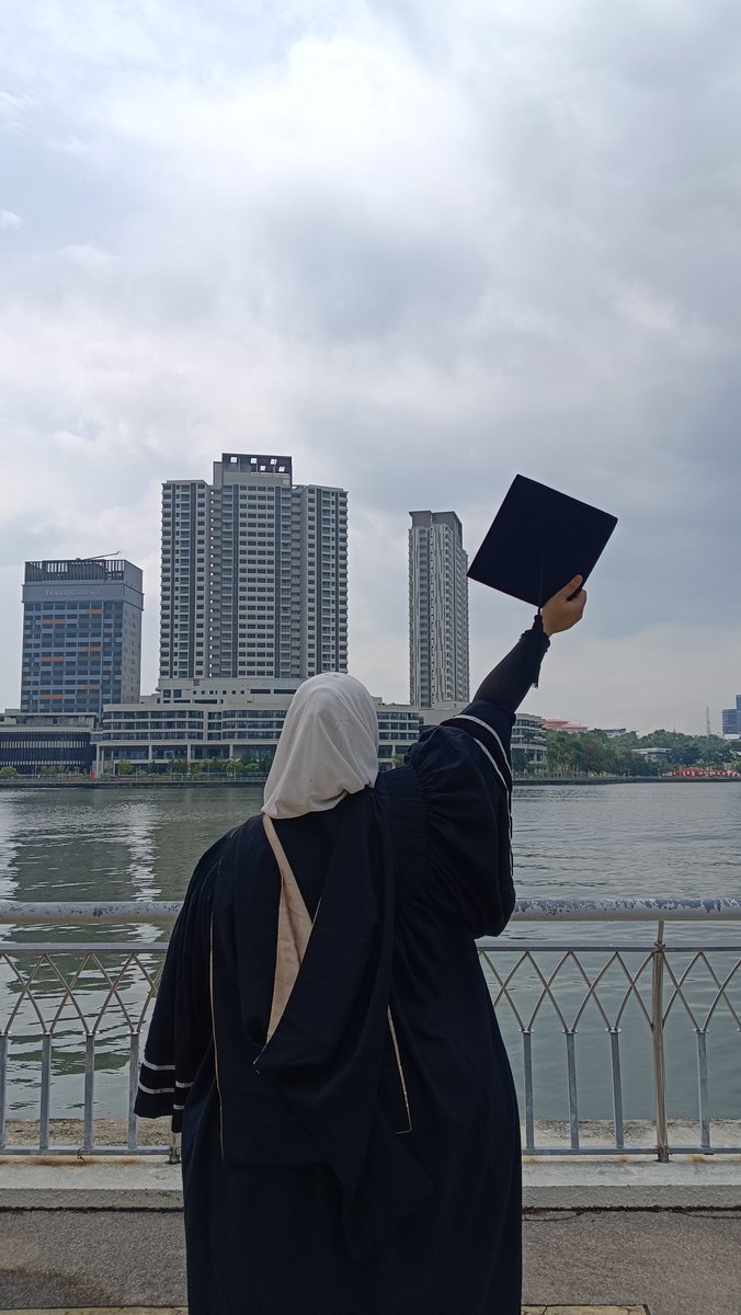 KakakBoolat's tweet photo. Alhamdulillah. Finally, saya dah convo @itsteme ! 🎓���� Terima kasih kerana memberi inspirasi dan semangat kepada kami melalui penulisan dan karya. Alhamdulillah, saya berjaya menamatkan perjuangan 'garis dua' yang panjang ini. Doakan perjalanan saya yang seterusnya ya. https://t.co/Bjo94kfDKf