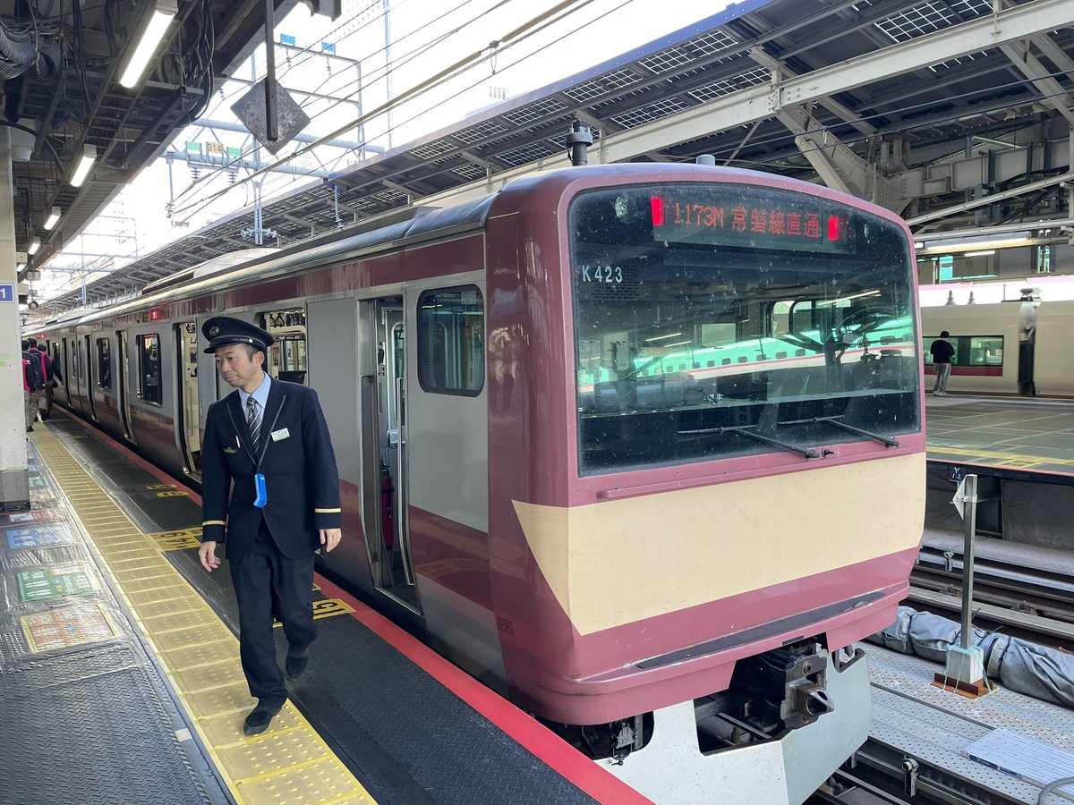 nabe_hiroki's tweet photo. 赤電に初遭遇。これから休日出勤+接待(ボランティア)がだるいけど、まあラッキーだと思おう。 https://t.co/qVkJW54s7e