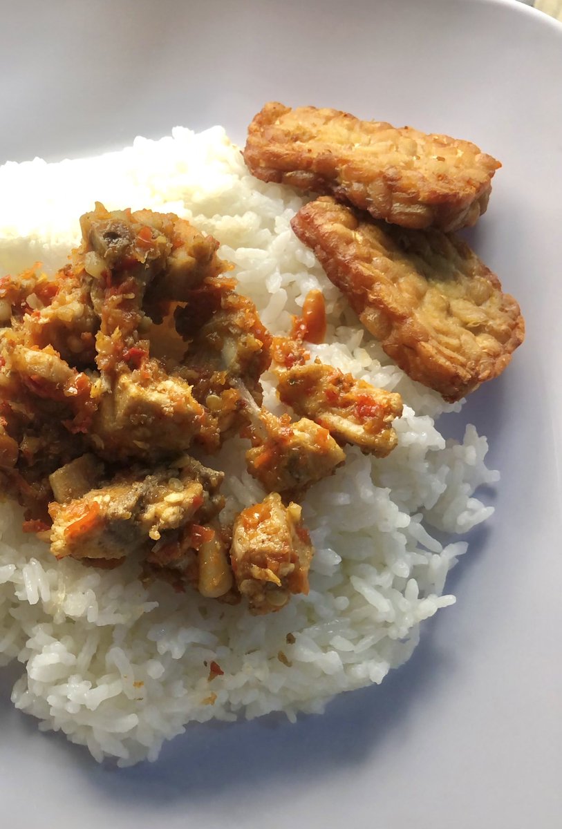 Ayam chili padi sama tempe makan nya diuyel2 🤤