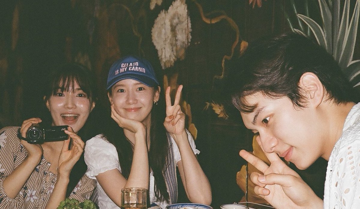 yoona_popbase's tweet image. #YOONA looks ravishing in a new photo with Lee Chae Min and Yoon Seo Ah in Vietnam.