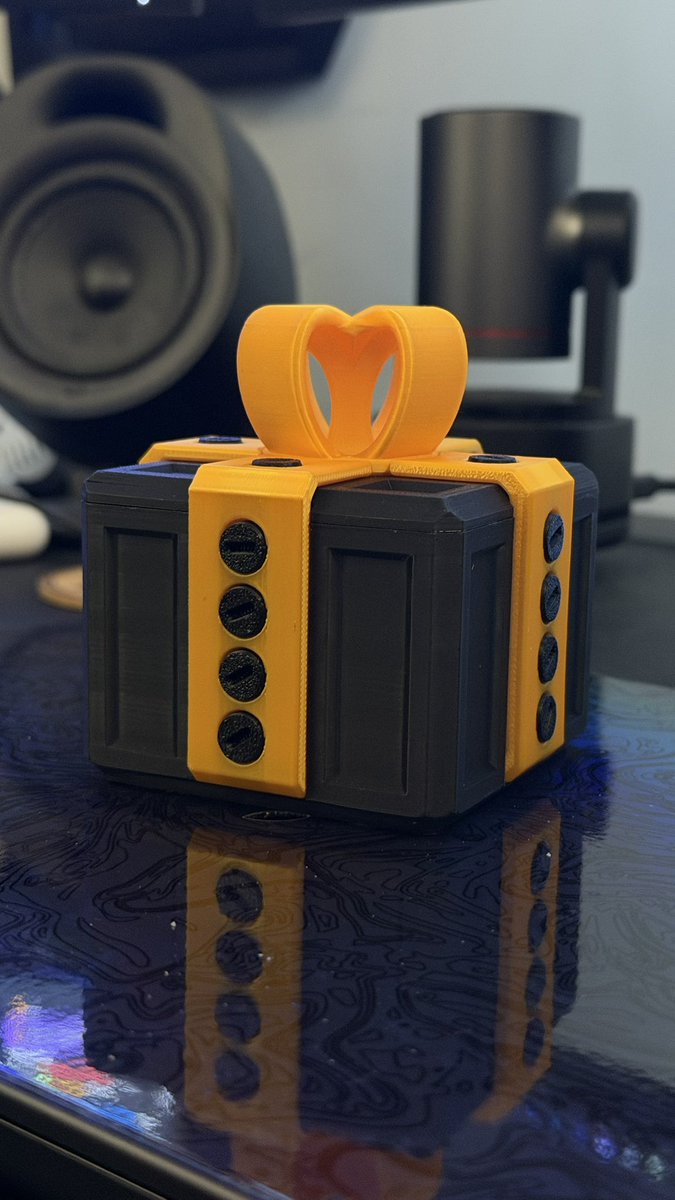 CapsLockKeyon's tweet image. My sister got me this 3D printed box for my birthday. You need to unscrew 20 individual screws to open it. 

Inside was a used gift card. She then digitally sent me an Amazon gift card 🤣