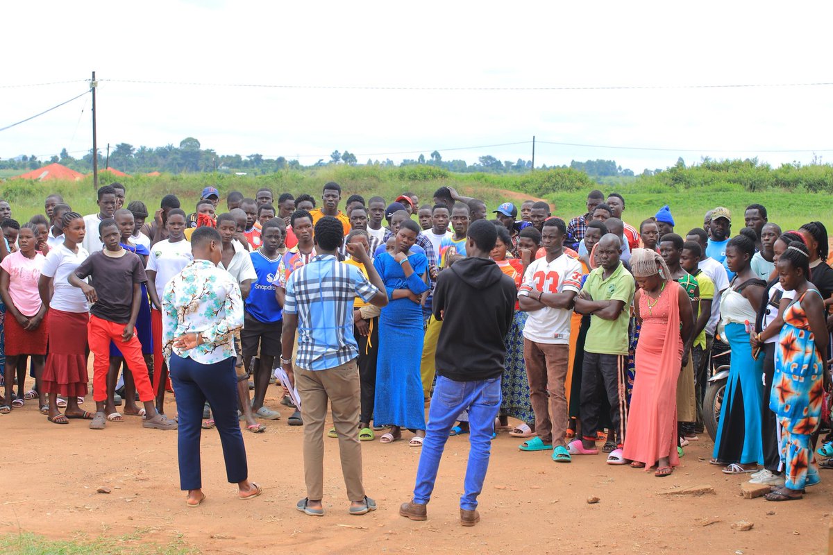 Eacophostcmty's tweet image. Communities uniting for a greener future! 🌿💚 We&apos;re demanding accountability from oil companies and calling for investments in green energy. Together, we can create a sustainable future that prioritizes people and the planet. #GreenEnergy #Sustainability #CommunityPower