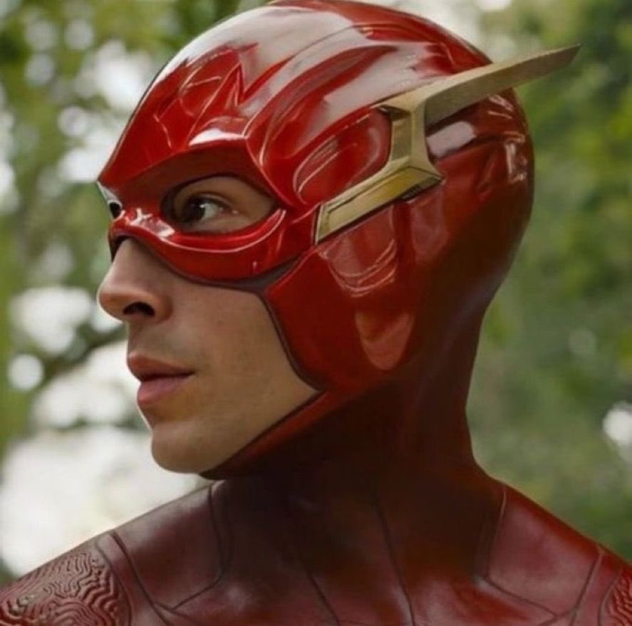 DCUBrief's tweet photo. The Flash movie cowl is perfectly designed. It looks so good. https://t.co/LjKR8uzSa3