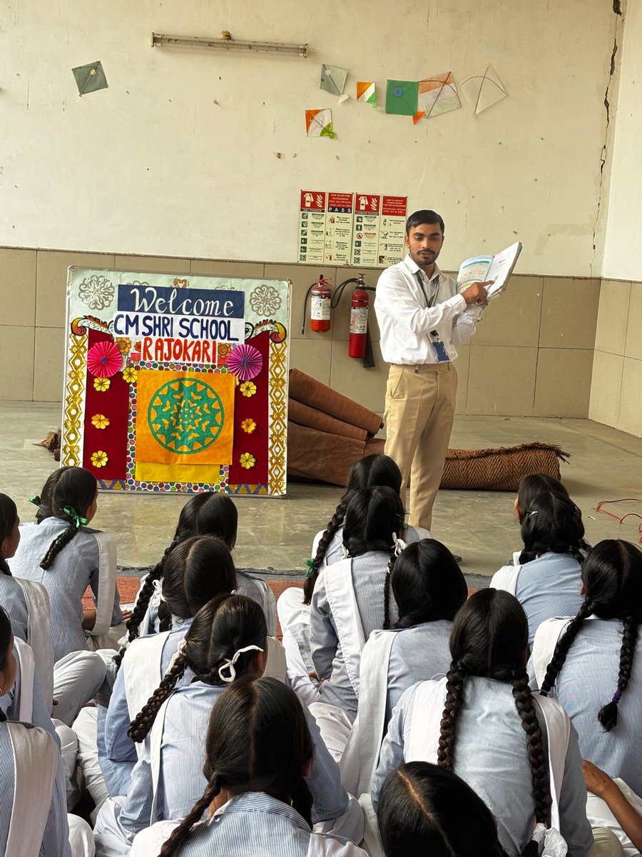 SRajokari's tweet image. Empowering education through technology! 💡
A Guidance Session on PM eVidya Scheme was conducted under the Vidyanjali Programme at our school to enhance digital learning awareness among students. 💻📚
#vidyanjali #digitallearning #PMEvidya #swayamprabha #diksha