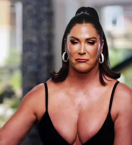 OolaFanForever's tweet image. #GoogleSays: #EmilySimpson #RHOC #Bravo Allegedly facing a &quot;devastating financial storm&quot; involving mounting debts, unpaid taxes &amp;amp; failed investments. The news has caused a stir among fans as the Simpsons have allegedly been undertaking extensive, costly renovations on the home.