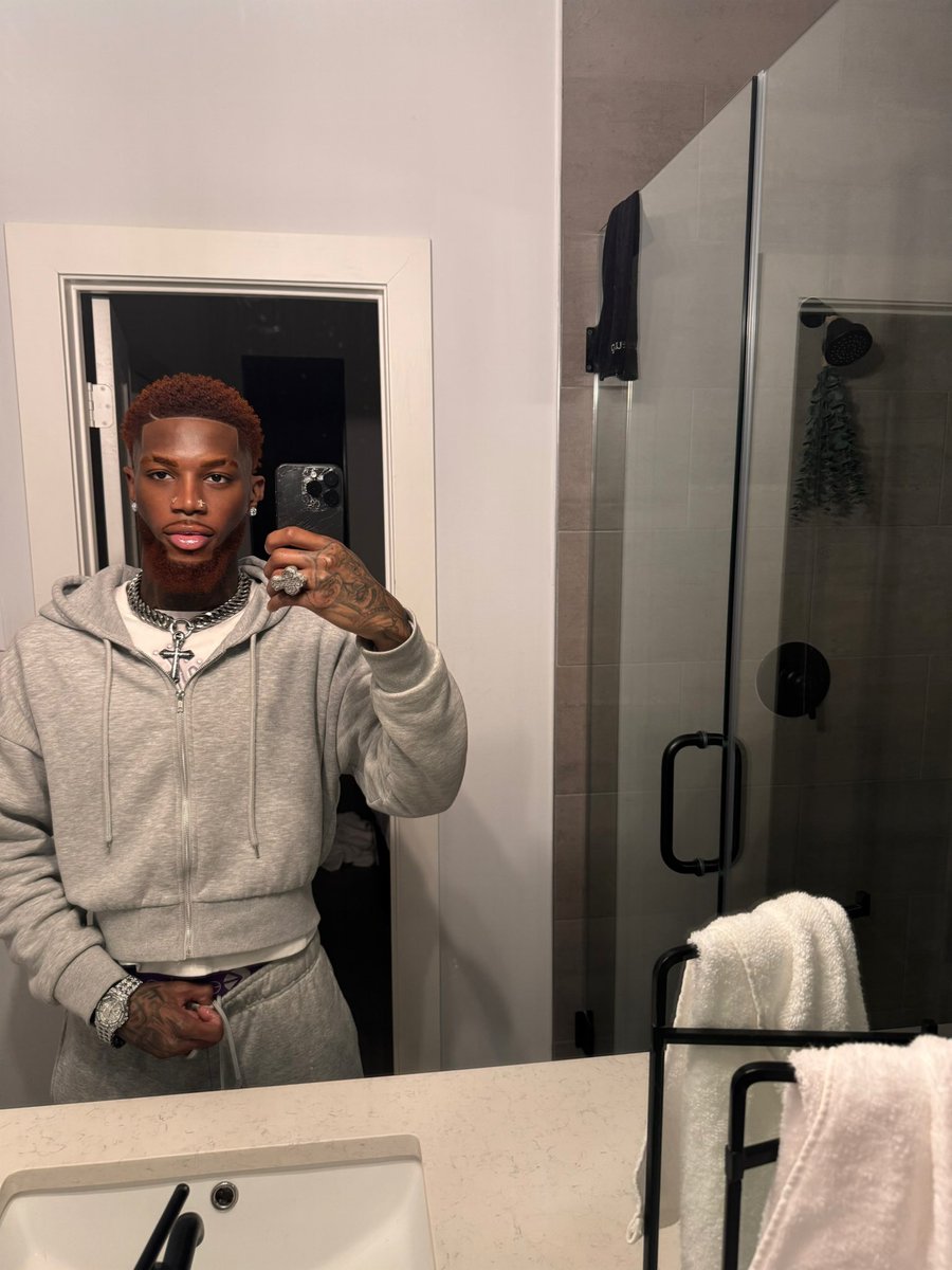 Antglizoo's tweet photo. tall asf and tatted up🙂‍↕️ https://t.co/pYFDYeUAB3