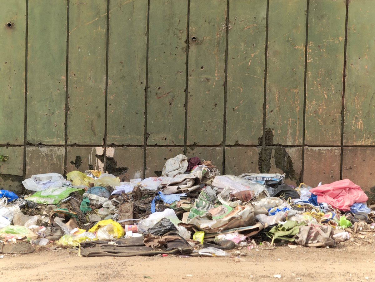 patra_debabrat's tweet image. The garbage has now shifted to front of my house near Telugu basti in front of Plot no 1. I repeat basti have 2 deposit their garbage 2 garbage vans &amp;amp; not  2 pollute residential area. BMC officials- Please put out a notice not to put garbage here @bmcbbsr @CMO_Odisha @BSCL_BBSR