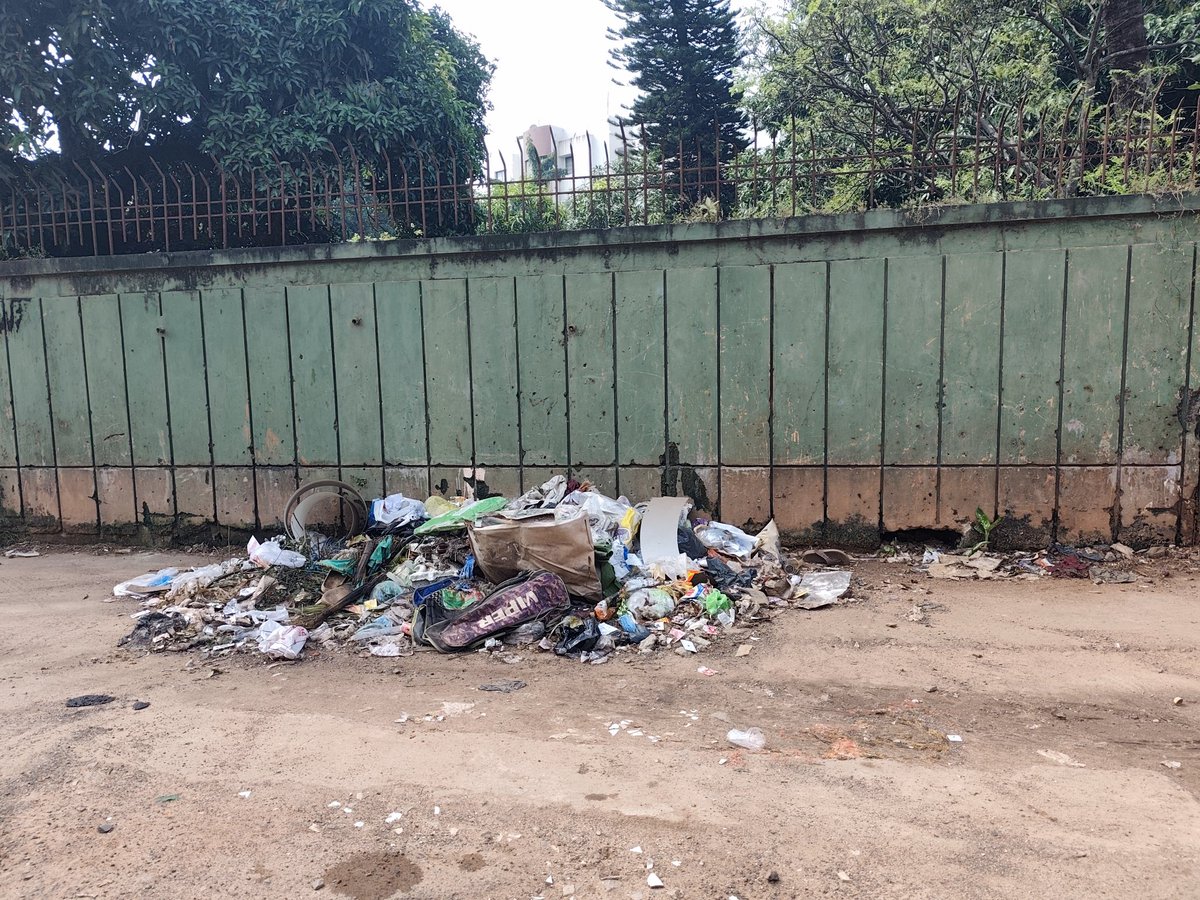 patra_debabrat's tweet image. The garbage has now shifted to front of my house near Telugu basti in front of Plot no 1. I repeat basti have 2 deposit their garbage 2 garbage vans &amp;amp; not  2 pollute residential area. BMC officials- Please put out a notice not to put garbage here @bmcbbsr @CMO_Odisha @BSCL_BBSR