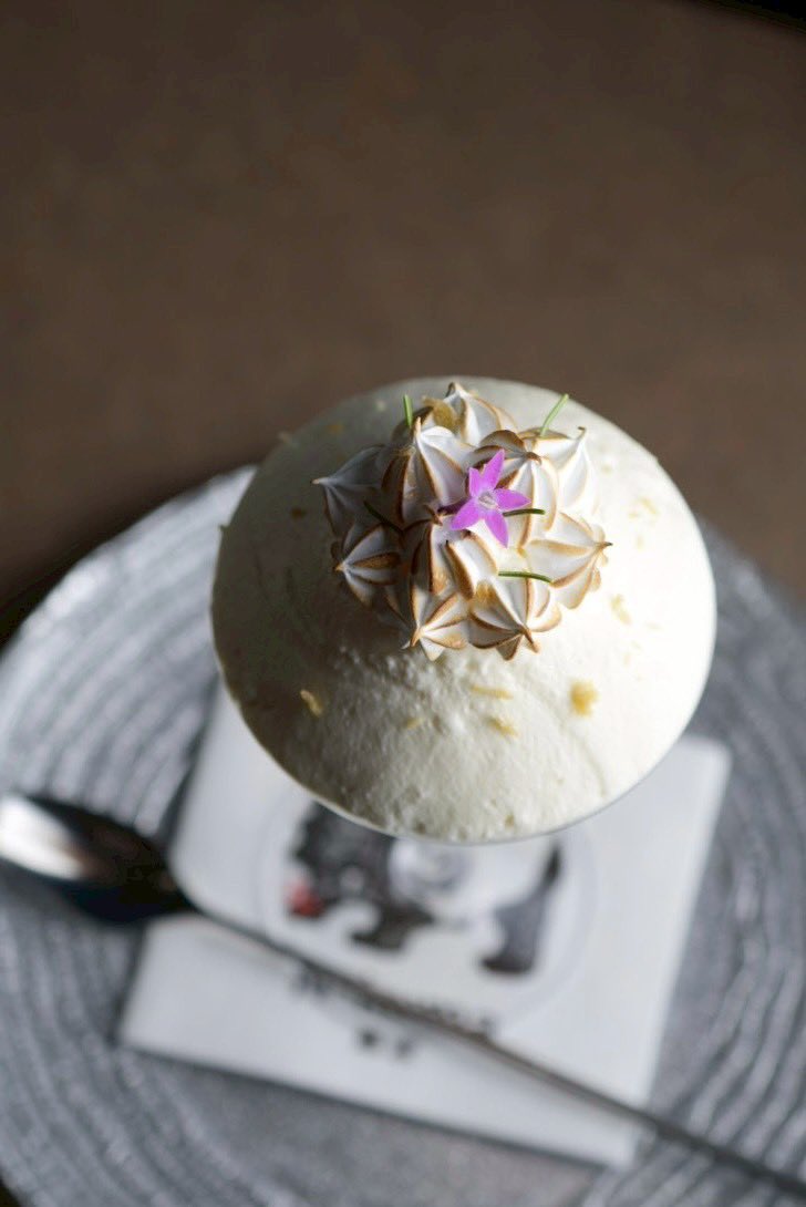 夜パフェ専門店 Number Kuma

━━━━━パフェのご紹介━━━━━

『 生姜はジャンジャンブル 』

言いたくなるし言わせたい
生姜はジャンジャンブル。

キレのある香りがすっと通り抜け
遅れてピリッとしたアクセントが現れる。
香りのレイヤーが幾重にも重なり
時間までも、やさしく溶けていく。