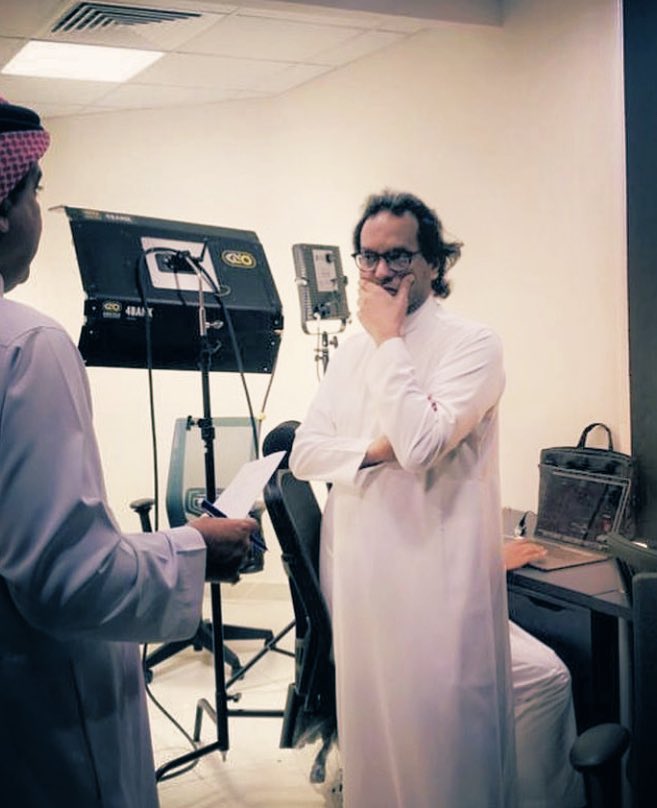 ذاتَ يومٍ قبل سنوات، وهو لم يكن يعرفني شخصيًّا، ودون إملاءٍ من أحد، جاء إليّ وأنا في غمرة إحباطي وموت شغفي، فأخذ بيدي وقال: "قُمْ" ، وأجلسني بجواره على طاولة الإجتماعات، ثم قدّمني رئيسًا لأكثر الأقسام حساسيّةً في الصحيفة دون سابق إشعار.
القضيّة لم تكن في منصب ولا في ثقة، بل في