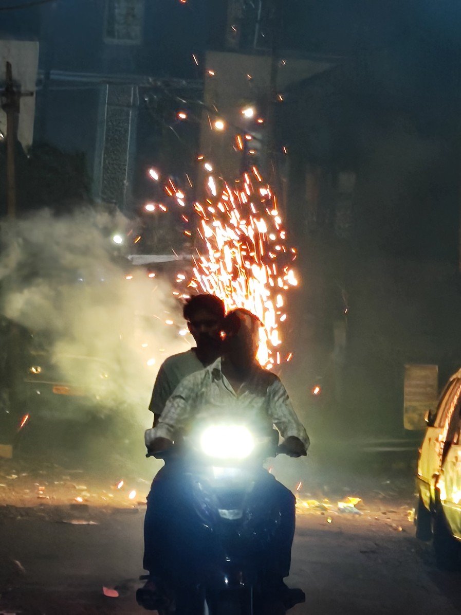 2467lee's tweet image. Good Morning सुप्रभात 
#Diwali2025 #दिवाळी #firecrackers 
#theme_pic_India_randomclicks 
#silhouette