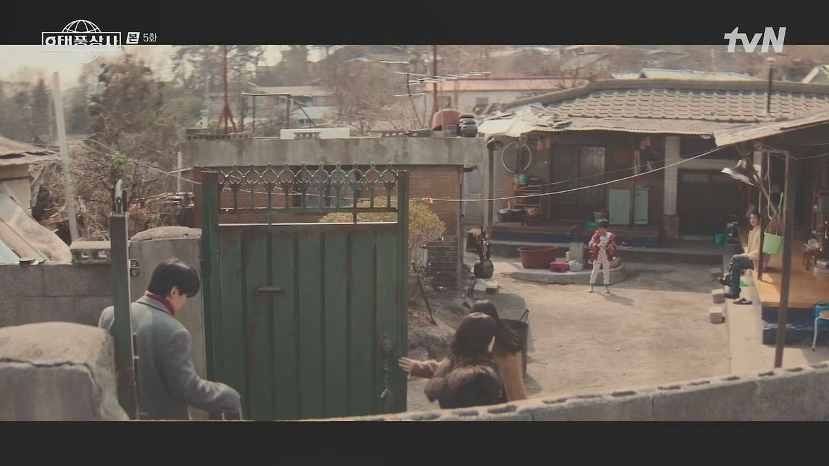 le2jh_vicky's tweet image. 정릉동 오미선의 집

재계발 지역이라 갈수는 없고, 블로거 님이 촬영한 사진이 보여서 가져와봅니다.

미술팀이 그 시절 소품들 잘 배치해서 공간이 따뜻해보이네요.

출처 : 드라마촬영지 구석구석
is.gd/sPvZrH

#이준호 #LEEJUNHO #강태풍
#태풍상사 #TyphoonFamily #태풍상사촬영지