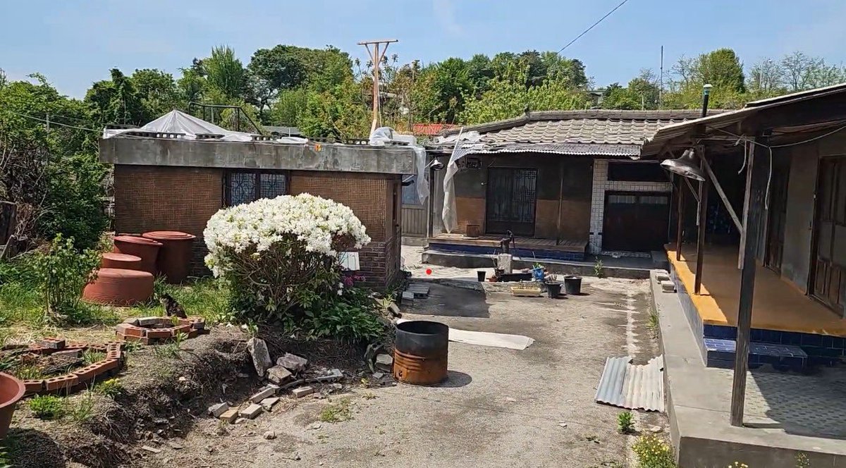 le2jh_vicky's tweet image. 정릉동 오미선의 집

재계발 지역이라 갈수는 없고, 블로거 님이 촬영한 사진이 보여서 가져와봅니다.

미술팀이 그 시절 소품들 잘 배치해서 공간이 따뜻해보이네요.

출처 : 드라마촬영지 구석구석
is.gd/sPvZrH

#이준호 #LEEJUNHO #강태풍
#태풍상사 #TyphoonFamily #태풍상사촬영지