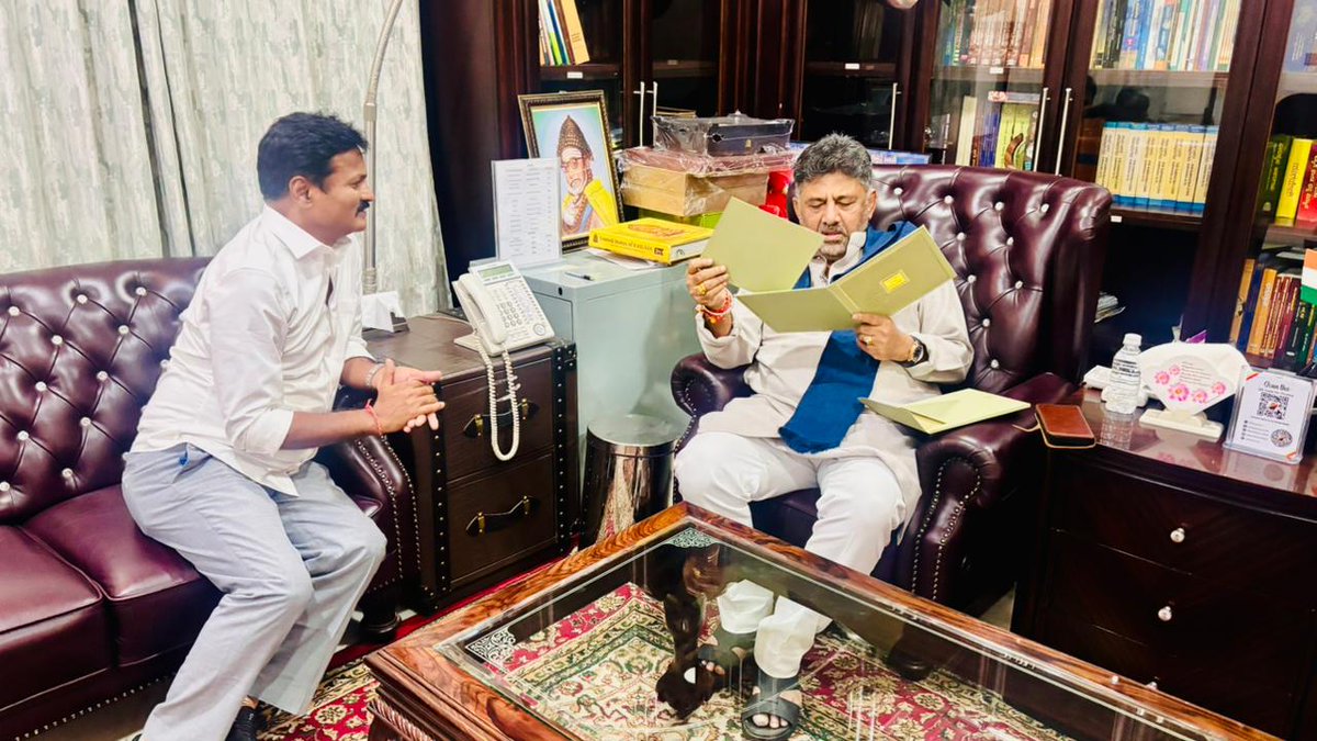 *నవంబర్ 7వ తేదీన హై టెక్స్ లో జరుగబోయే తన కుమారుని వివాహ వేడుకకు హాజరు కావాలని గౌ శ్రీ కర్ణాటక రాష్ట్ర ఉప ముఖ్యమంత్రి డీకే శివ కుమార్ గారిని బెంగుళూరు లో వారి నివాసం లో కలిసి వివాహ పత్రిక ను అందించి ఆహ్వానించిన భువనగిరి శాసనసభ్యులు గౌ శ్రీ కుంభం అనీల్ కుమార్ రెడ్డి గారు...*