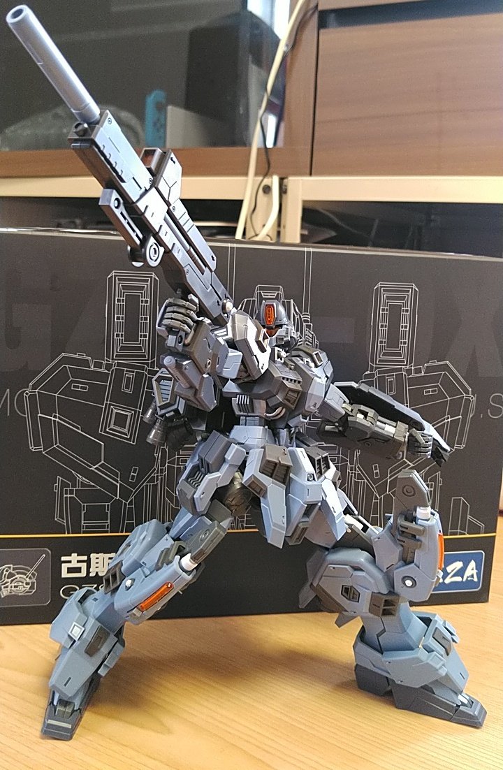 中華キットのGUS、パチ組み完成。
GM感あるけど、特定のMSのパクりでは無いデザイン。結構好み。武装は小さめのライフル&amp;シールド、ビームサーベル。
指が動いたり内部フレーム再現してたりと、ふた昔前のバンダイMG感あり。ただ中華キットの恒例でパーツ色分けはしっかり。続きます。(1/4)