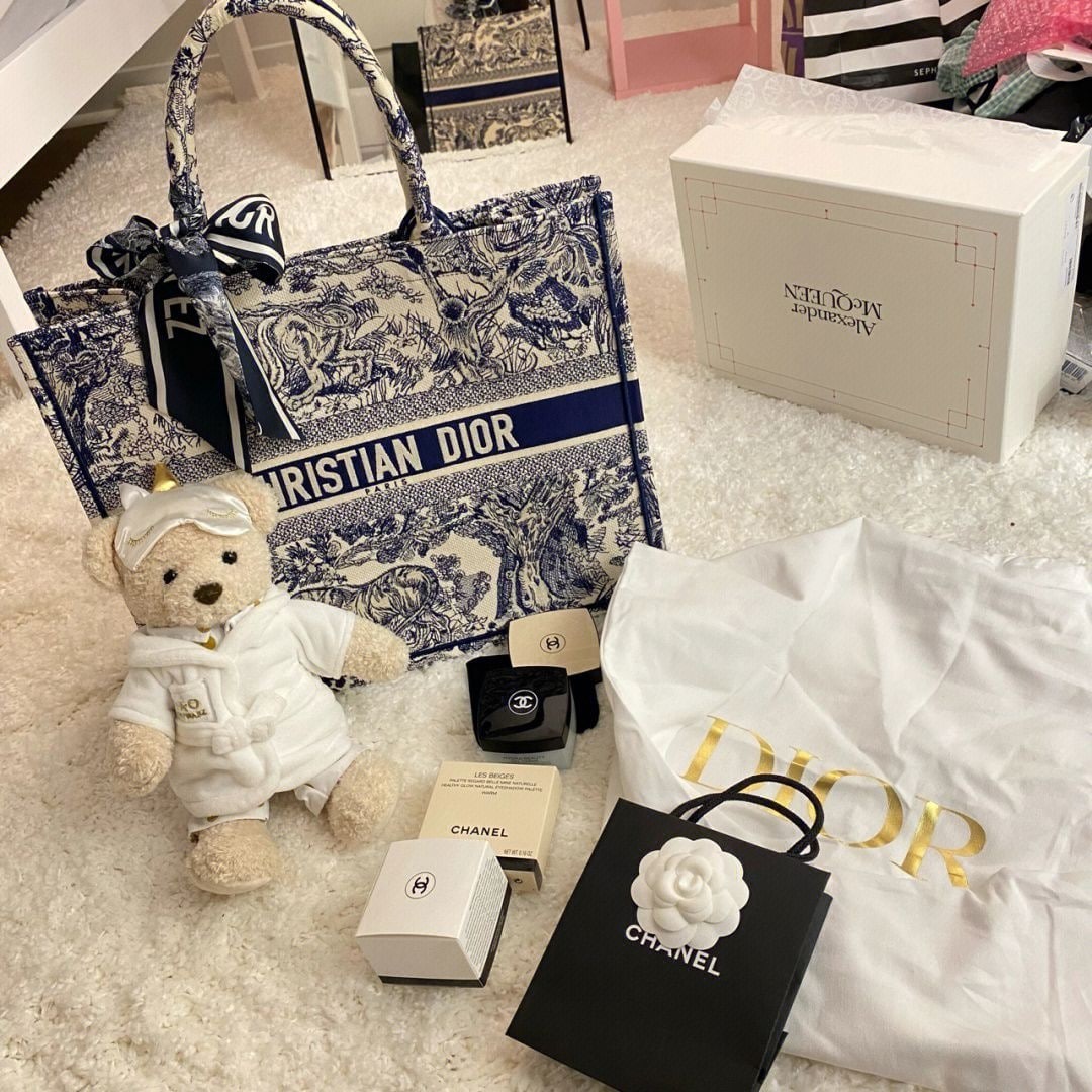 dani160966's tweet image. A little luxury to brighten the day ✨ Dior, Chanel, and cozy vibes all in one spot. #LuxuryLife #ChicVibes #Dior #Chanel.