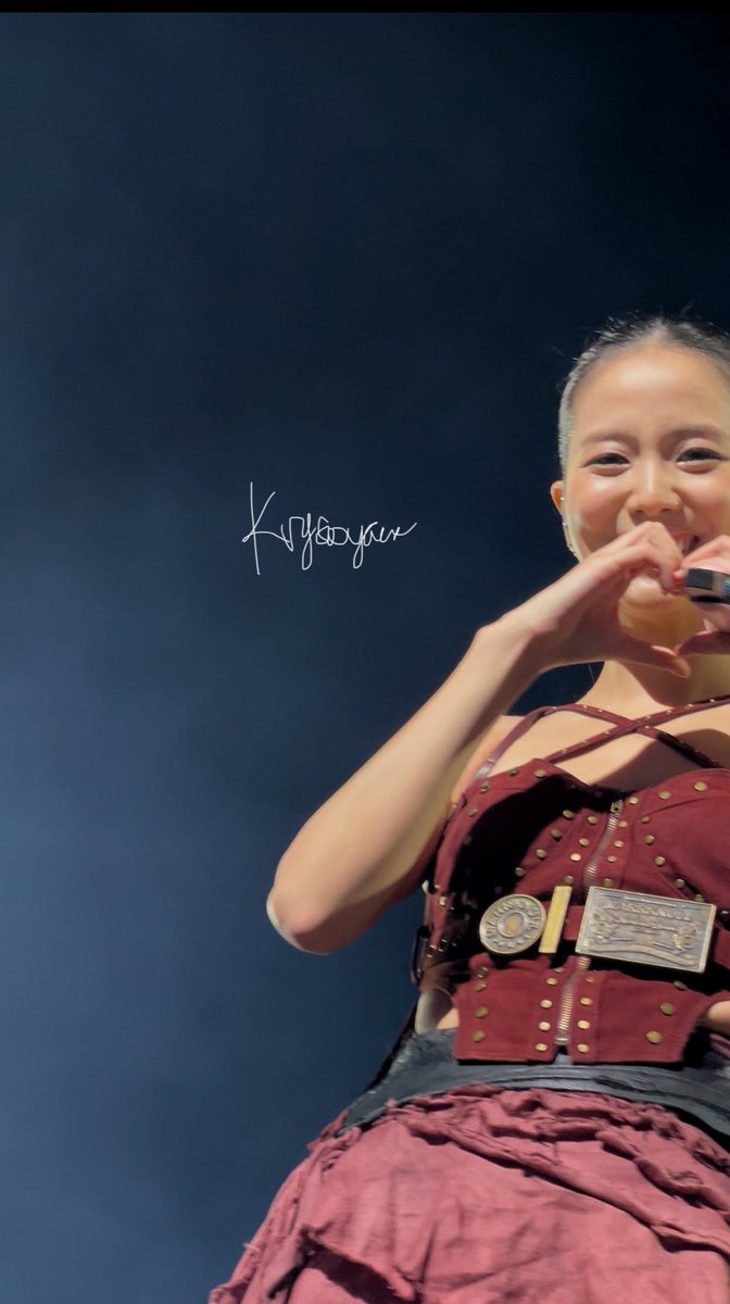 jisoo saw me last night with her biggest smile everrrrrrrrrrr i love her sm 😭😭😭