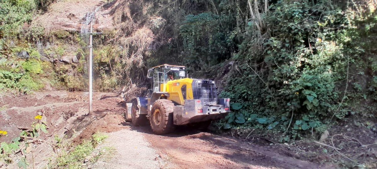 juliomenchaca_'s tweet image. Con maquinaria y personal operativo, realizamos el retiro de derrumbes y deslaves en el camino San Miguel–San Mateo, en el municipio de San Bartolo.

En coordinación con la Presidencia Municipal, continuamos trabajando para restablecer la conectividad de la zona.

#HidalgoUnido…