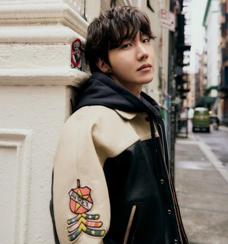 📊 #LISA break it ties with BTS's J-hope and is now th K-Pop Act with the most videos surpassing 10 MILLION LIKES on TikTok in 2025. 🔥

— Lisa: 4 videos
— J-hope: 3 videos
— Jennie: 2 videos
— Jungkook: 1 video