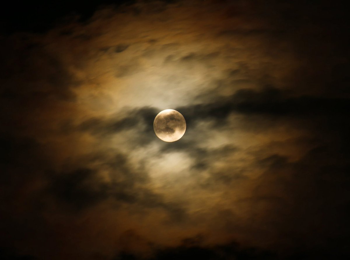 dani160966's tweet image. When the night paints its own masterpiece. 🔥#sundayvibes #nightlife