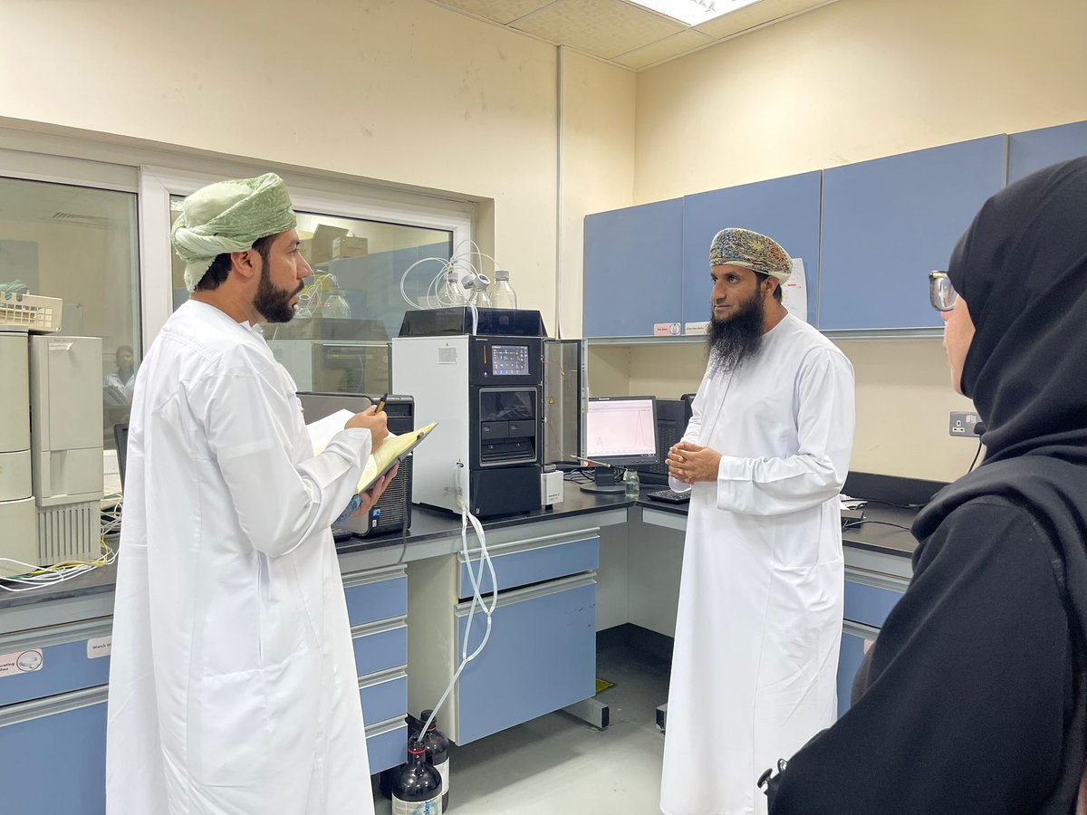 Ejaad_info's tweet image. قام فريق مشروع #iLab بزيارة #جامعة_نزوى، لبحث فرص التعاون البحثي والتقني والاطلاع على إمكانيات مركز البحوث بالجامعة.
تأتي الزيارة تعزيزًا للتكامل المؤسسي والشراكة الأكاديمية دعمًا لأهداف #رؤية_عُمان_2040 في بناء اقتصاد معرفي قائم على الابتكار. ⚙️🌿
إيجاد #البحث_العلمي #الابتكار