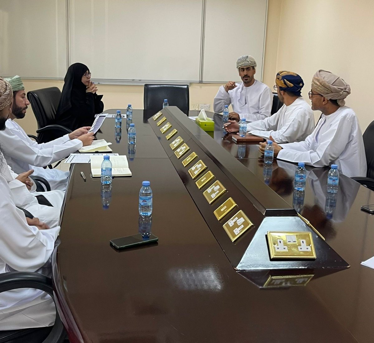 Ejaad_info's tweet image. قام فريق مشروع #iLab بزيارة #جامعة_نزوى، لبحث فرص التعاون البحثي والتقني والاطلاع على إمكانيات مركز البحوث بالجامعة.
تأتي الزيارة تعزيزًا للتكامل المؤسسي والشراكة الأكاديمية دعمًا لأهداف #رؤية_عُمان_2040 في بناء اقتصاد معرفي قائم على الابتكار. ⚙️🌿
إيجاد #البحث_العلمي #الابتكار